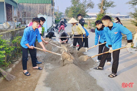 Tuổi trẻ ra quân chỉnh trang khu dân cư chào mừng Đại hội Đảng toàn quốc