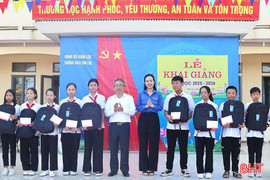 Tuổi trẻ Hà Tĩnh trao quà tiếp sức học sinh nghèo đến trường