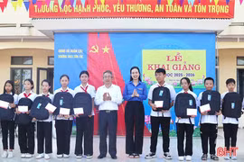 Tuổi trẻ Hà Tĩnh trao quà tiếp sức học sinh nghèo đến trường