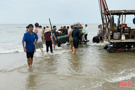 Hà Tĩnh biển động, công tác tìm kiếm 2 nạn nhân mất tích gặp nhiều khó khăn