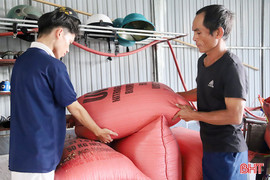 Người dân vùng thấp trũng kê cao tài sản, đề phòng ngập lụt