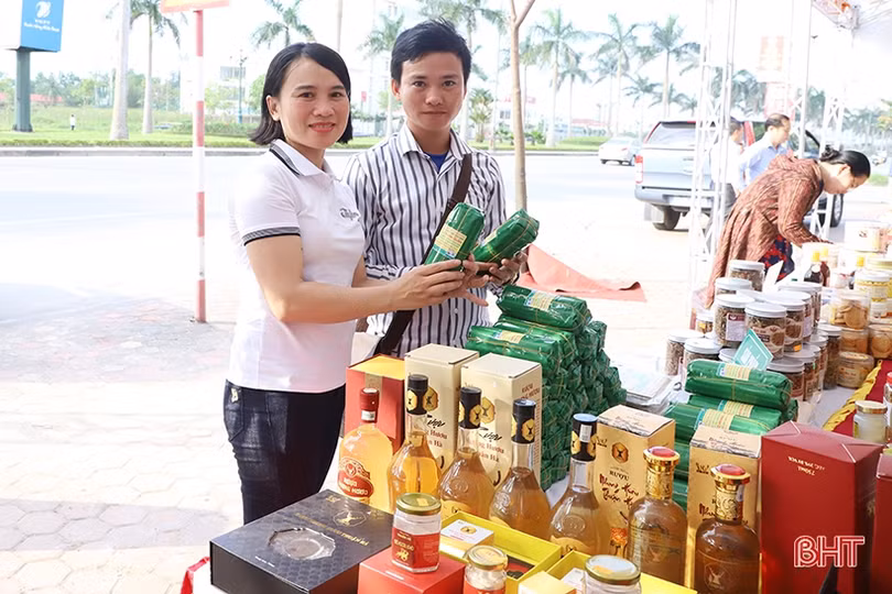 Ngắm sản phẩm OCOP tiêu biểu tại hội chợ kinh tế tập thể Bắc Trung Bộ ở Hà Tĩnh