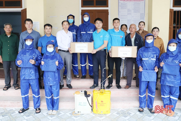 Tuổi trẻ Hà Tĩnh ra quân giúp dân phòng, chống dịch bệnh viêm da nổi cục