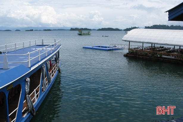 Lật tàu du lịch ở Lào khiến 8 người tử vong