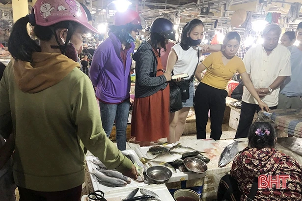 Thị trường thủy hải sản tại Hà Tĩnh đắt khách, giá tăng nhẹ