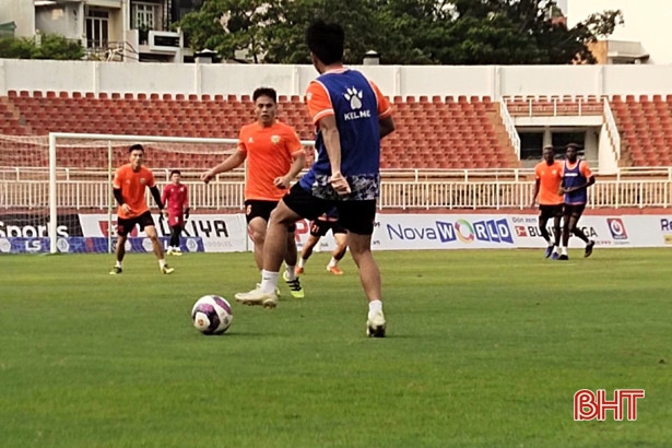 Hồng Lĩnh Hà Tĩnh luyện quân trên sân Thống Nhất, quyết giành chiến thắng trước FC Sài Gòn