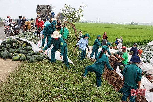 Hà Tĩnh: Lật xe tải trên quốc lộ 1A, 29 tấn dưa hấu đổ xuống ruộng
