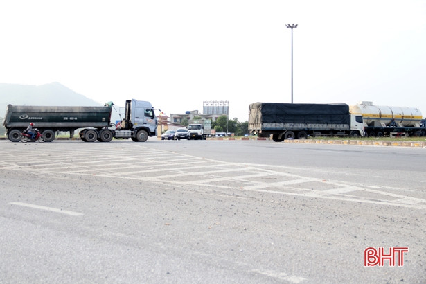 Đèn chiếu sáng nút giao QL1A với tuyến tránh TX Kỳ Anh ngừng hoạt động gần 1 năm