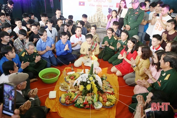 Lưu học sinh Lào tại Hà Tĩnh vui tết cổ truyền Bunpimay