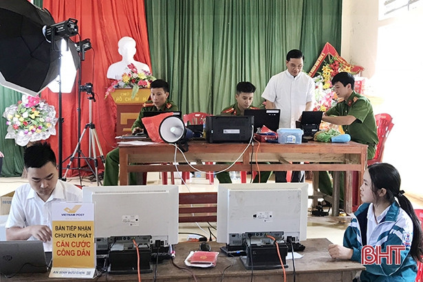 200 công dân đầu tiên ở Hương Khê nhận thẻ căn cước công dân