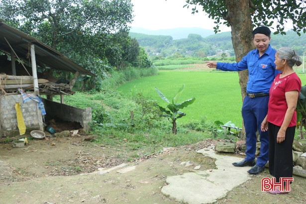 ĐVTN huyện Vũ Quang giúp dân tiêu độc khử trùng phòng dịch bệnh