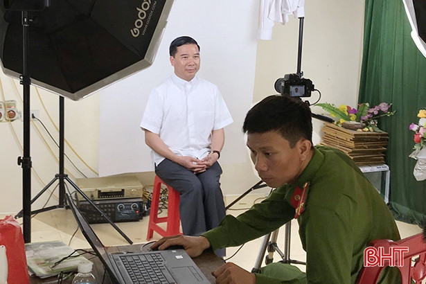 Linh mục vượt gần 100 km về Hà Tĩnh làm căn cước công dân