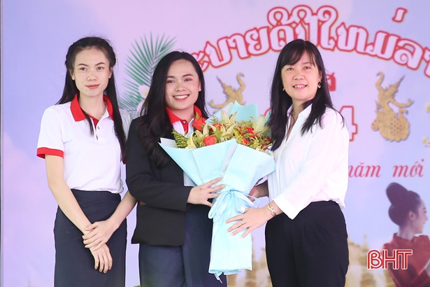 Lưu học sinh Lào tại Hà Tĩnh vui tết cổ truyền Bunpimay