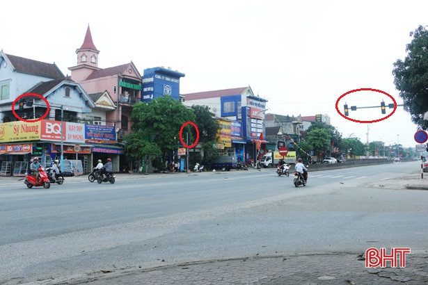 Hà Tĩnh: Đèn tín hiệu giao thông chập chờn, người dân đi lại khó khăn 