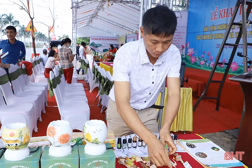 Ngắm sản phẩm OCOP tiêu biểu tại hội chợ kinh tế tập thể Bắc Trung Bộ ở Hà Tĩnh