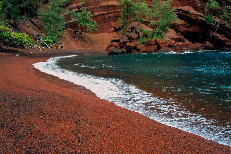 Những bãi biển có cát màu khác lạ