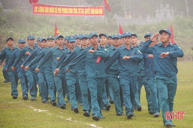 Dân quân miền núi Hà Tĩnh trổ tài luyện võ, bắn súng