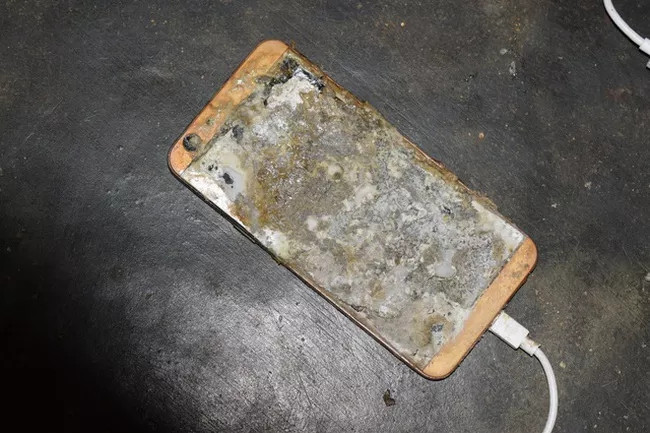 Nam sinh lớp 10 ở Nghệ An bị điện giật tử vong vì đeo tai nghe khi sạc điện thoại