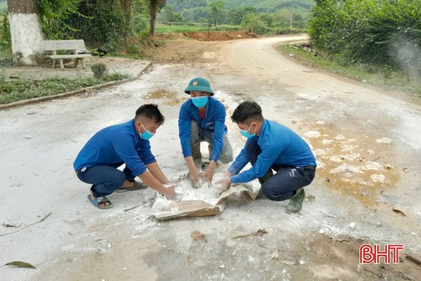 ĐVTN huyện Vũ Quang giúp dân tiêu độc khử trùng phòng dịch bệnh