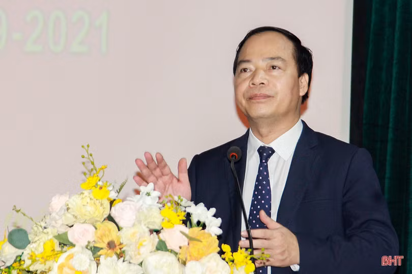 Trao bằng tốt nghiệp cao cấp lý luận chính trị cho 87 học viên Hà Tĩnh