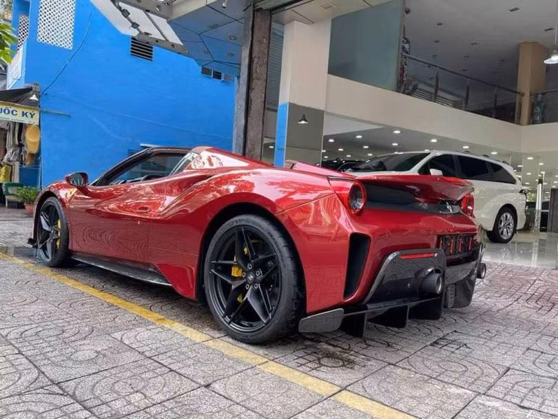 Ferrari 488 Pista Spider thứ hai bất ngờ xuất hiện tại Việt Nam