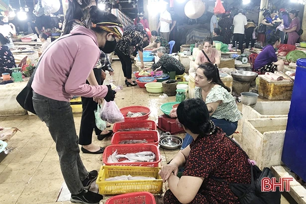 Thị trường thủy hải sản tại Hà Tĩnh đắt khách, giá tăng nhẹ