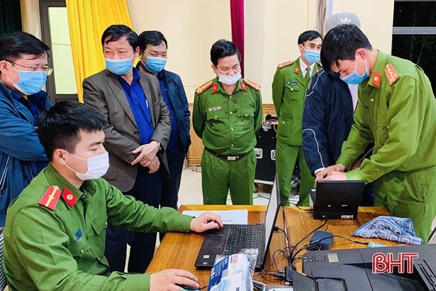 200 công dân đầu tiên ở Hương Khê nhận thẻ căn cước công dân