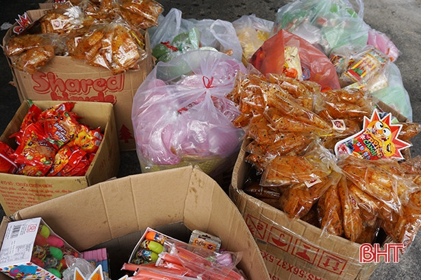 Thu giữ, tiêu hủy nhiều đồ chơi, bánh kẹo không rõ nguồn gốc ở Hương Khê