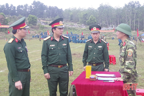 Dân quân miền núi Hà Tĩnh trổ tài luyện võ, bắn súng