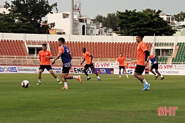 Hồng Lĩnh Hà Tĩnh luyện quân trên sân Thống Nhất, quyết giành chiến thắng trước FC Sài Gòn