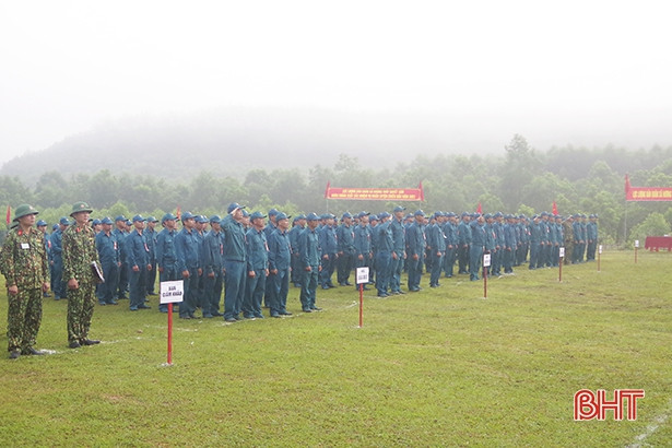 Dân quân miền núi Hà Tĩnh trổ tài luyện võ, bắn súng