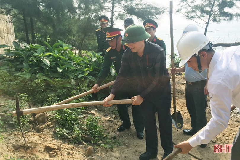 Bí thư Tỉnh ủy thăm đảo Sơn Dương và dự khởi công xây dựng nhà ở cho cán bộ, chiến sỹ