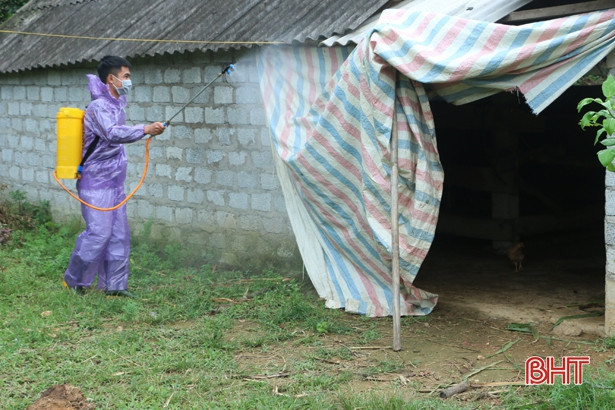 ĐVTN huyện Vũ Quang giúp dân tiêu độc khử trùng phòng dịch bệnh