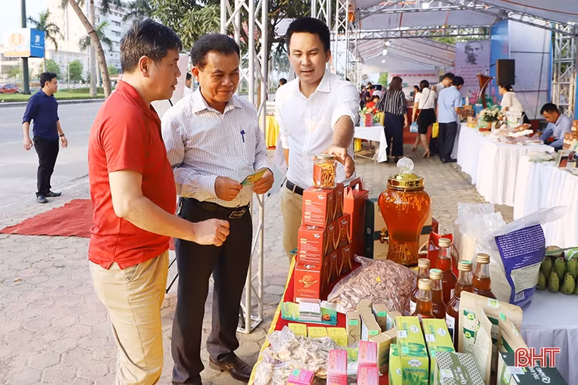 Ngắm sản phẩm OCOP tiêu biểu tại hội chợ kinh tế tập thể Bắc Trung Bộ ở Hà Tĩnh