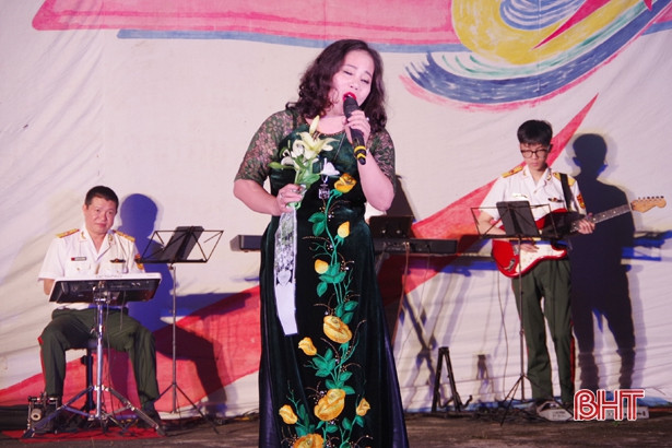 Đoàn Văn công Quân khu 4 biểu diễn phục vụ cán bộ, chiến sỹ Trung đoàn 841