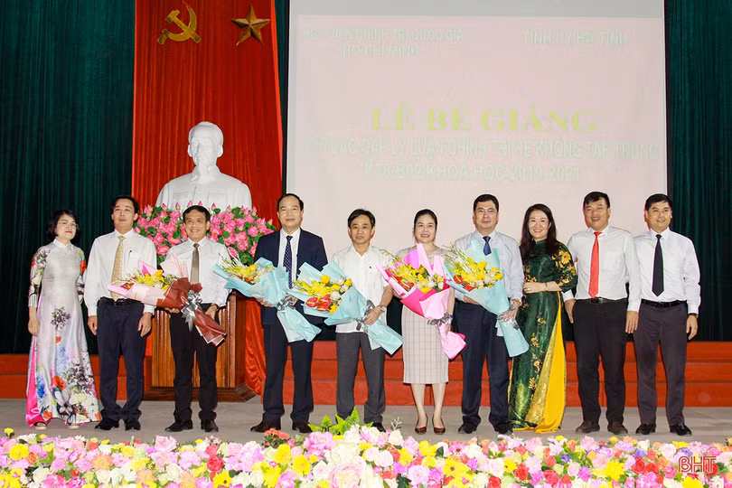 Trao bằng tốt nghiệp cao cấp lý luận chính trị cho 87 học viên Hà Tĩnh