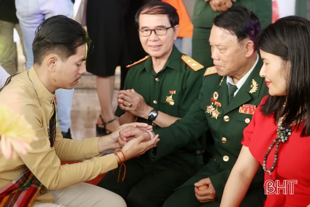 Lưu học sinh Lào tại Hà Tĩnh vui tết cổ truyền Bunpimay