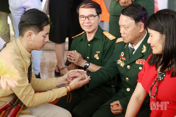 Lưu học sinh Lào tại Hà Tĩnh vui tết cổ truyền Bunpimay