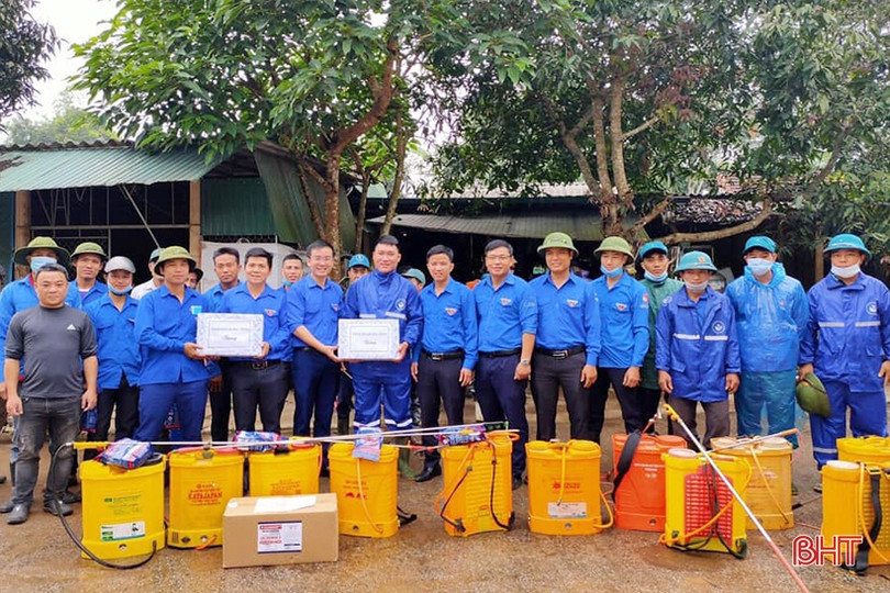 Tuổi trẻ Hà Tĩnh ra quân giúp dân phòng, chống dịch bệnh viêm da nổi cục