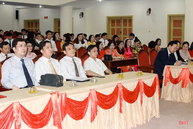 Trao bằng tốt nghiệp cao cấp lý luận chính trị cho 87 học viên Hà Tĩnh