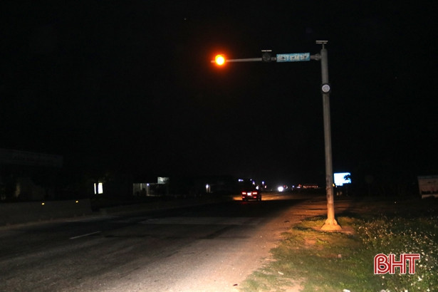 Đèn chiếu sáng nút giao QL1A với tuyến tránh TX Kỳ Anh ngừng hoạt động gần 1 năm