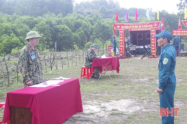 Dân quân miền núi Hà Tĩnh trổ tài luyện võ, bắn súng