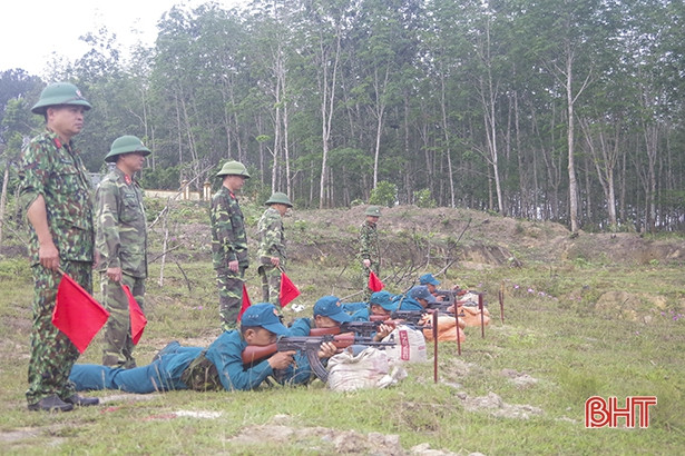 Dân quân miền núi Hà Tĩnh trổ tài luyện võ, bắn súng