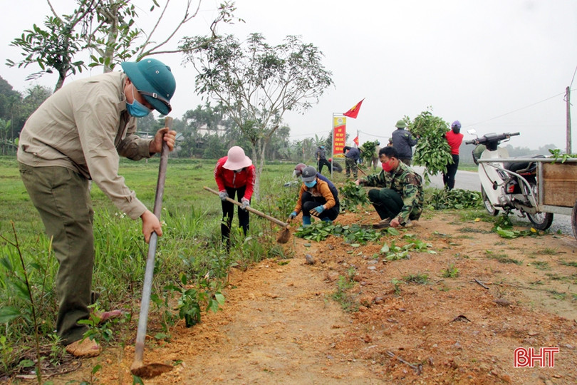 Người dân Hương Sơn làm sạch nghĩa trang, chuẩn bị cho đợt quy tập liệt sĩ