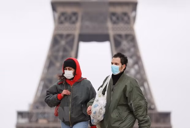 Cảnh sát Pháp phạt hơn 100 người vi phạm quy định phòng dịch