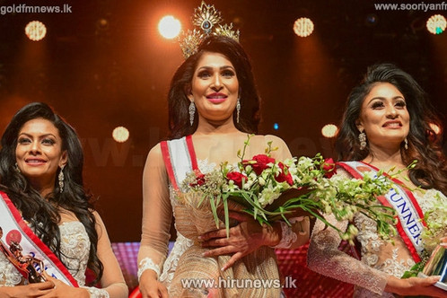 Bị đoạt vương miện trên sân khấu, hoa hậu Quý bà quốc tế Sri Lanka 2021 vừa đi vừa khóc - Ảnh 1. Bị đoạt vương miện trên sân khấu, hoa hậu Quý bà quốc tế Sri Lanka 2021 vừa đi vừa khóc