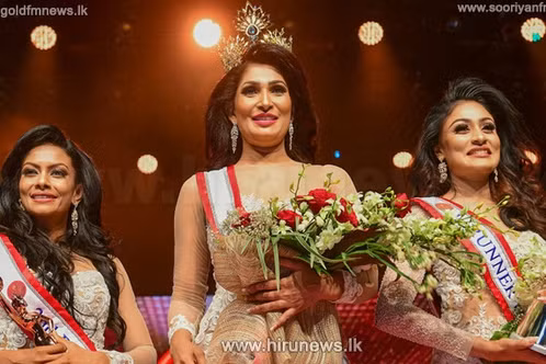 Bị đoạt vương miện trên sân khấu, hoa hậu Quý bà quốc tế Sri Lanka 2021 vừa đi vừa khóc