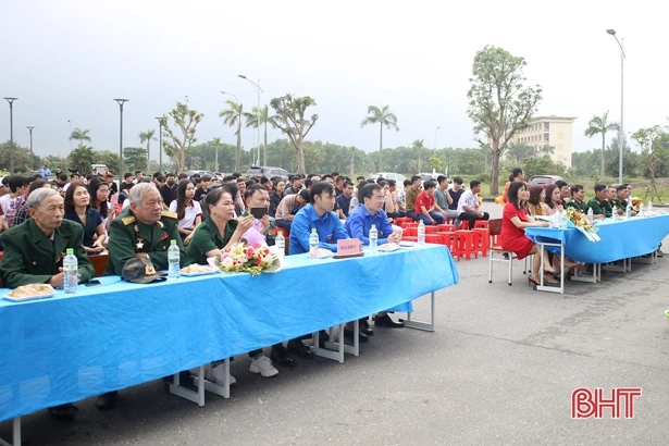 Lưu học sinh Lào tại Hà Tĩnh vui tết cổ truyền Bunpimay