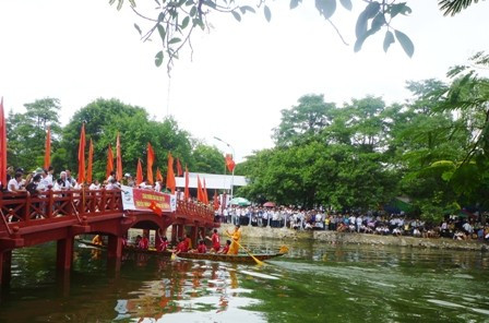 Không khí lẽ hội chèo bơi tại Hồ Bình Sơn - Thị trấn Hương Khê