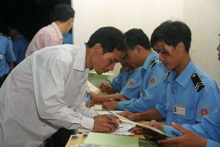 Thanh tra giao thông phát tài liệu tuyên tuyền cho đội ngũ lái xe Thanh tra giao thông phát tài liệu tuyên tuyền cho đội ngũ lái xe